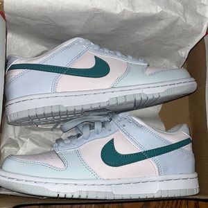 Nike dunks grade school size 4. Color is on the picture. Never been worn.